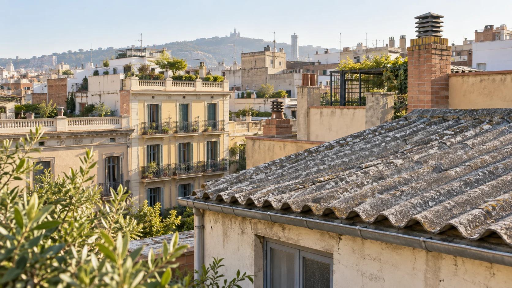 Cubierta ondulada y azoteas de edificios residenciales de Barcelona.