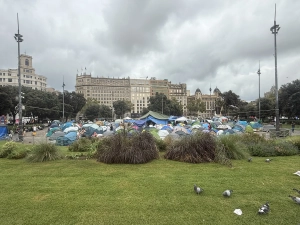 Tiendas de campaña en la acampada de Plaça Catalunya, en Barcelona